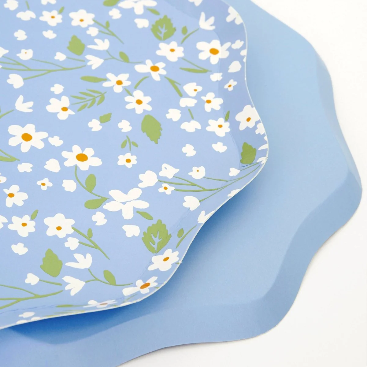 Ditsy Floral Large Scalloped Edge Lunch Paper Plates, 10.5 Inches, 12 Count - Image 2