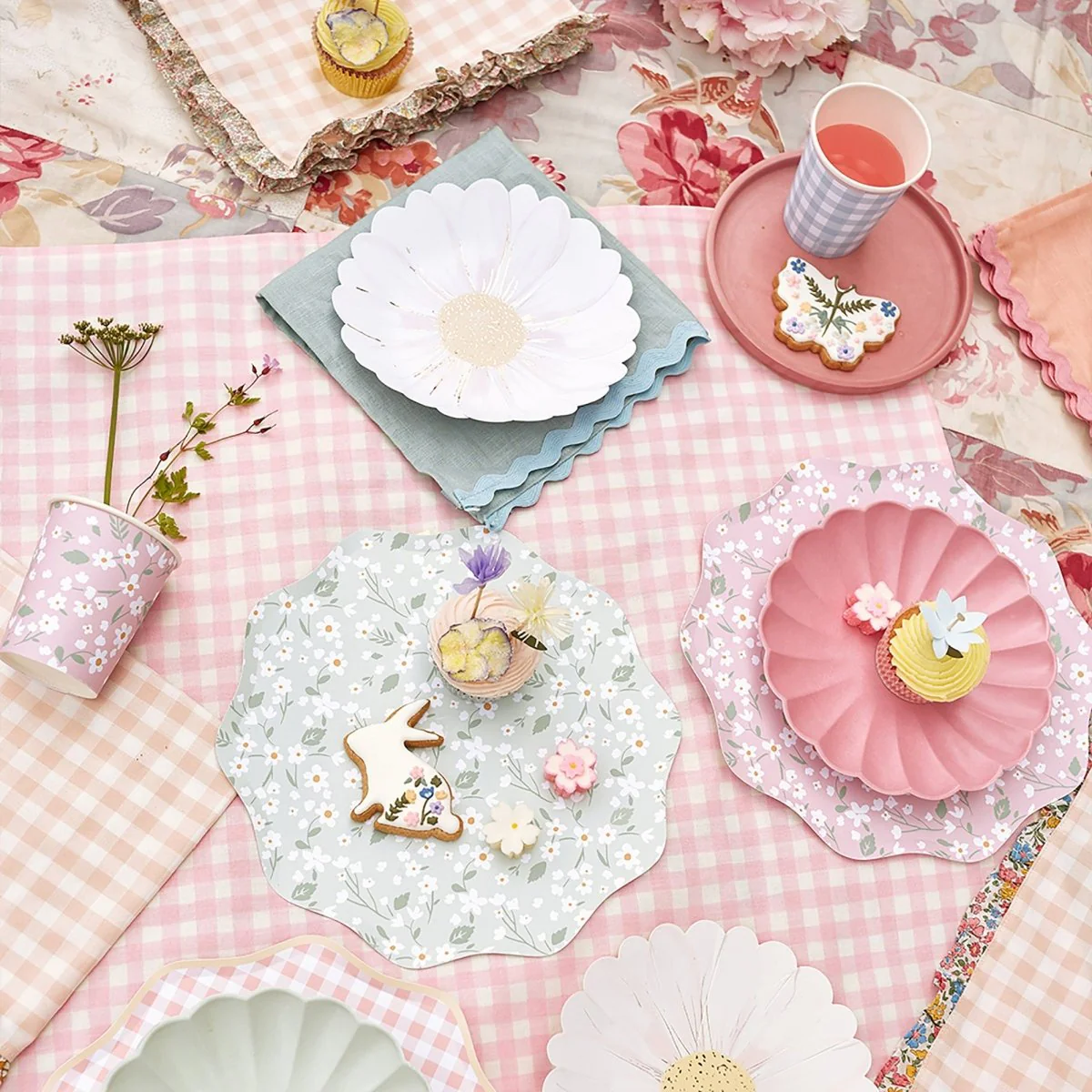 Ditsy Floral Large Scalloped Edge Lunch Paper Plates, 10.5 Inches, 12 Count - Image 3