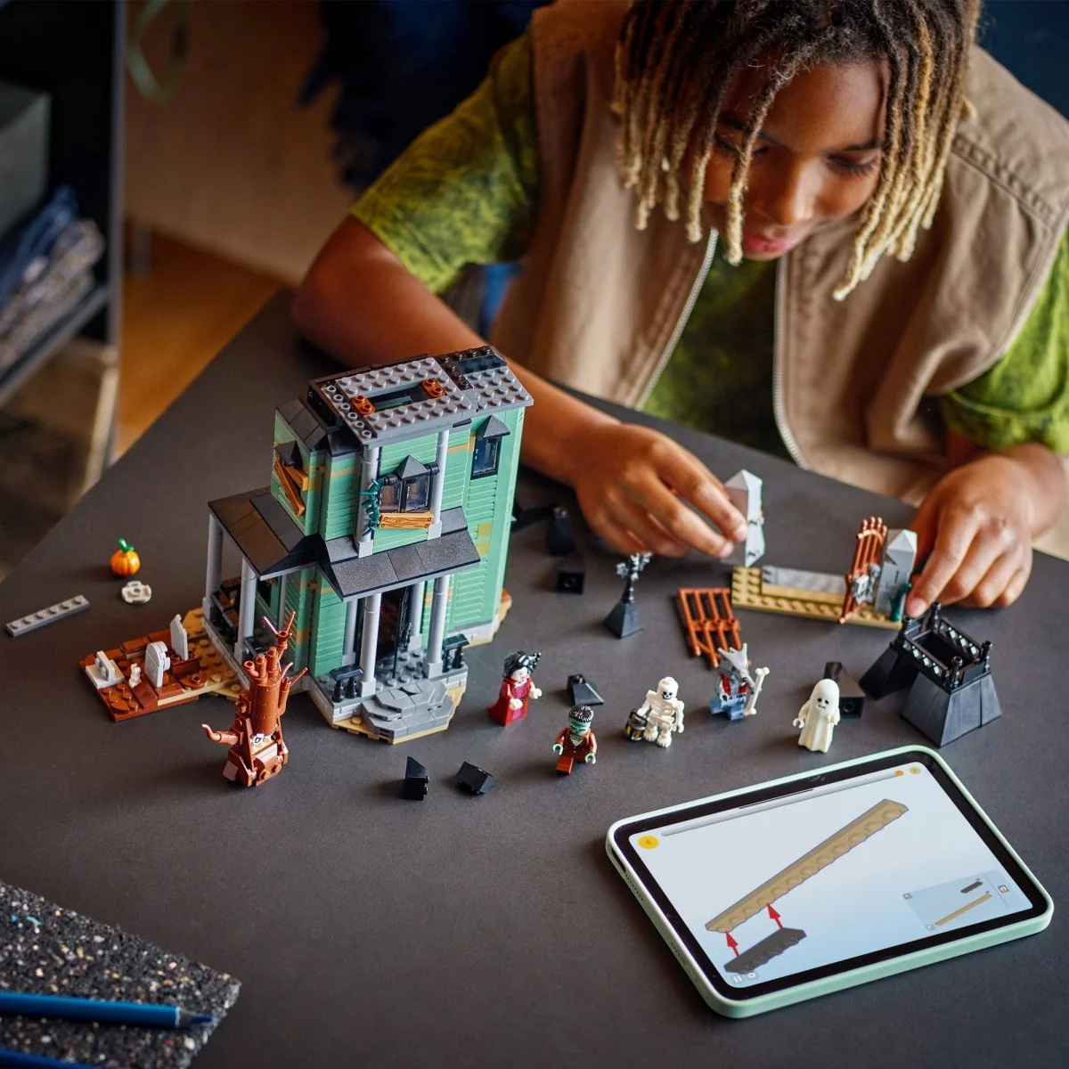 LEGO Creator Haunted Mansion, 31167, Ages 9+, 736 Pieces - Image 17