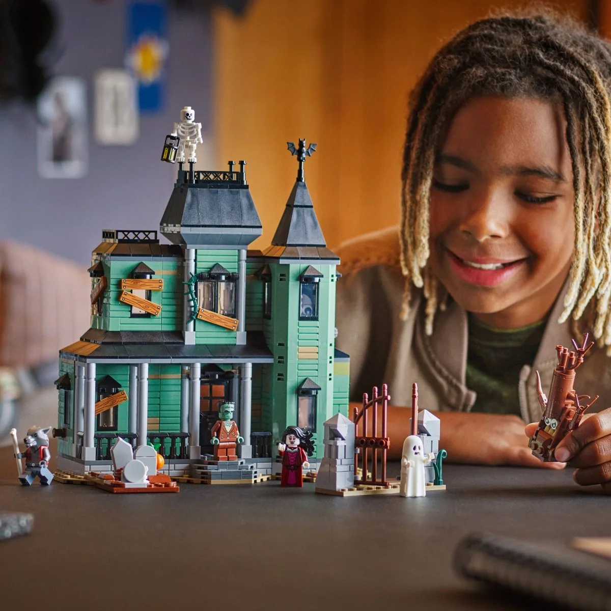 LEGO Creator Haunted Mansion, 31167, Ages 9+, 736 Pieces - Image 18