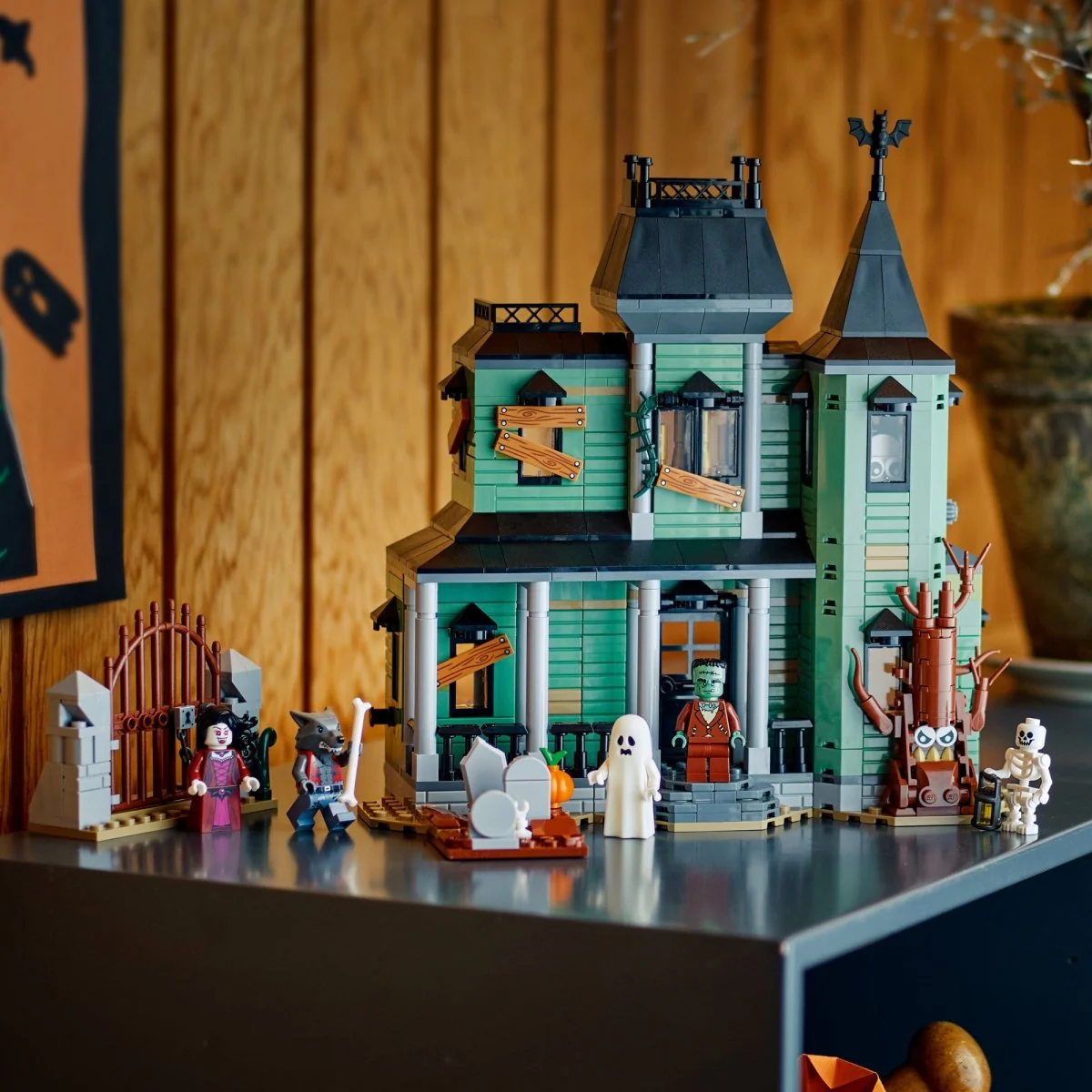 LEGO Creator Haunted Mansion, 31167, Ages 9+, 736 Pieces - Image 19