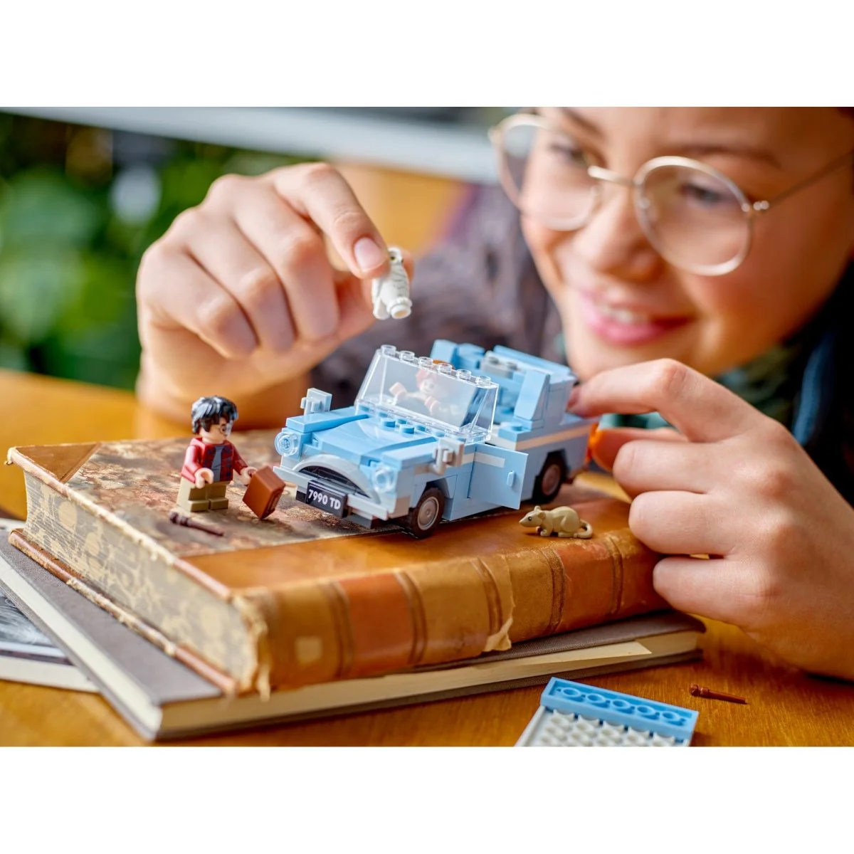 LEGO Harry Potter Flying Ford Anglia, 76424, Ages 7+, 165 Pieces - Image 9